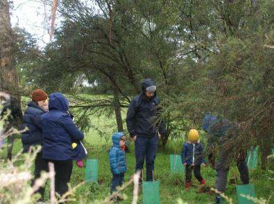  Friends of Platypus planting party on location.